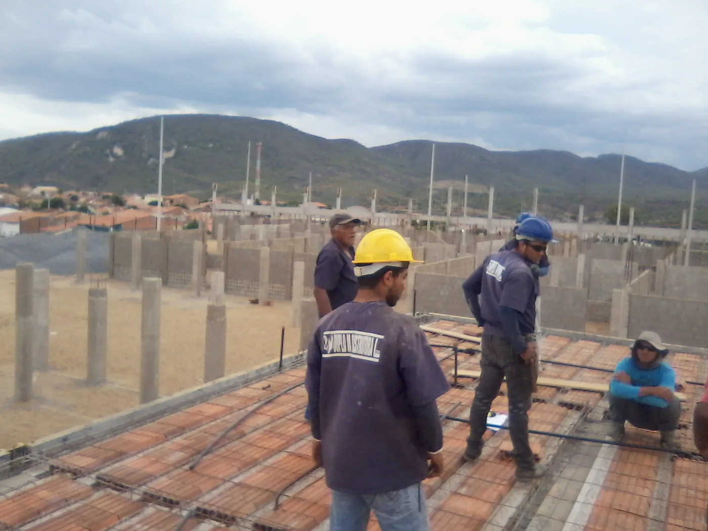 Equipe na laje durante acompanhamento de obra da Escola Estadual