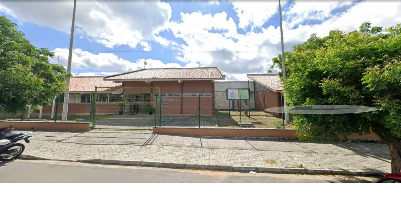 Fachada concluída da Escola Estadual em Arneiroz