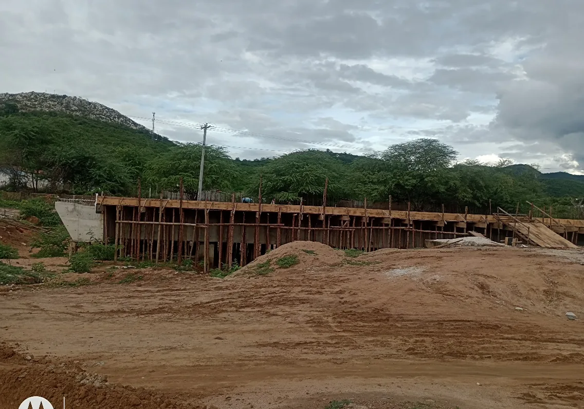 Ponte em concreto armado de 50m em execução